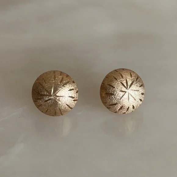 14k Solid Brushed Gold Sand Dollar Stud Earrings - Picture 3 of 16